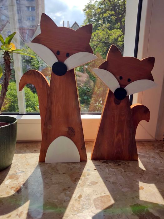Para drewnianych lisów.