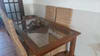 Mesa de sala em madeira