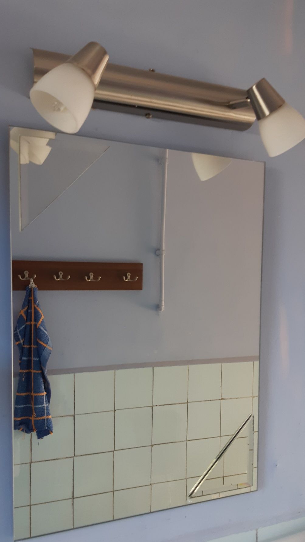 Meble łazienkowe 2 szafki półki lustro oświetlenie wieszaki