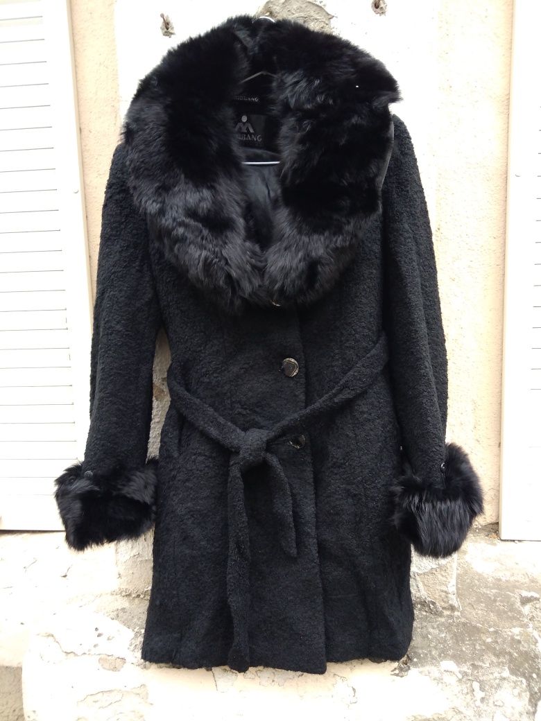Пальто чёрное с мехом