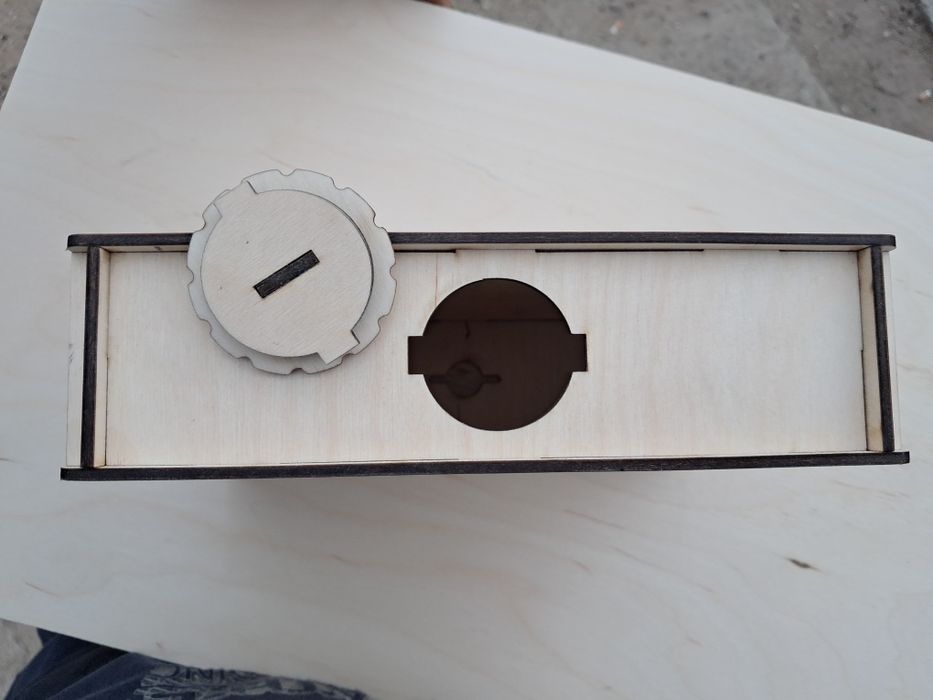 Skarbonka drewniana wykreślanka dowolna kwota z grawerem