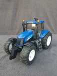 Bruder 03020 Traktor New Holland T8040
