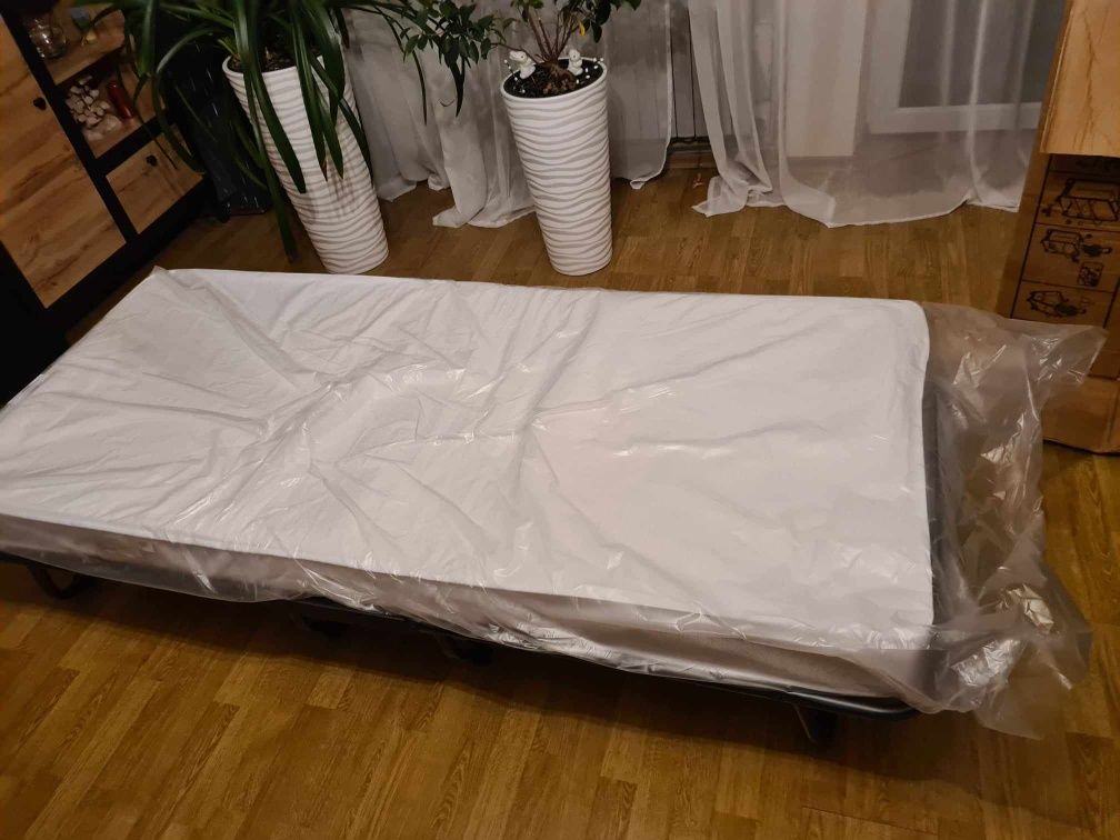 Składane łóżko z materacem