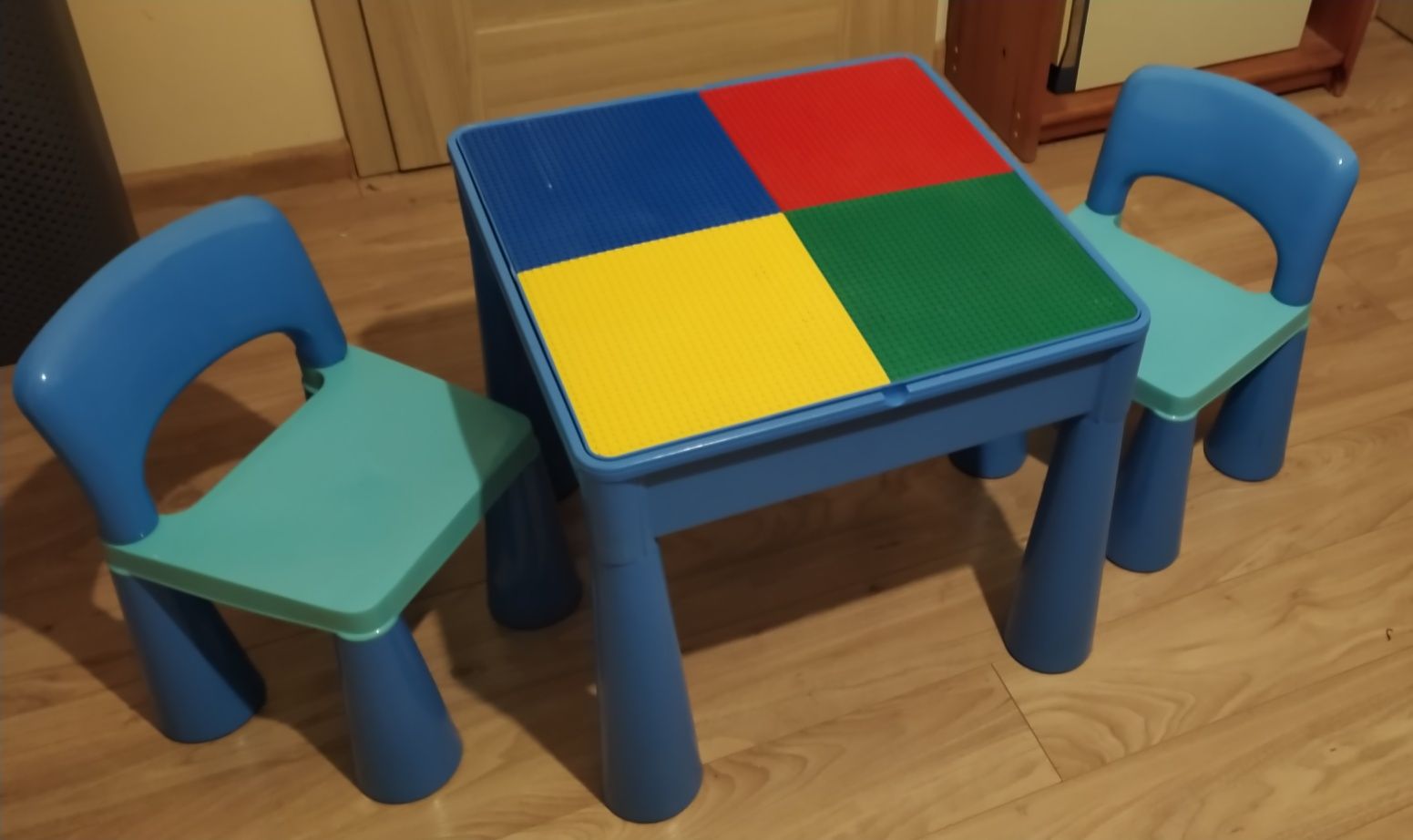 Stolik z krzesełkami dla dzieci