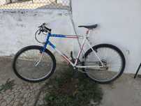 Bicicleta com cadeado de corrente