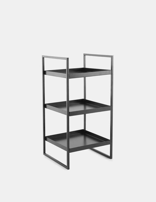 Metalowy regał z trzema półkami