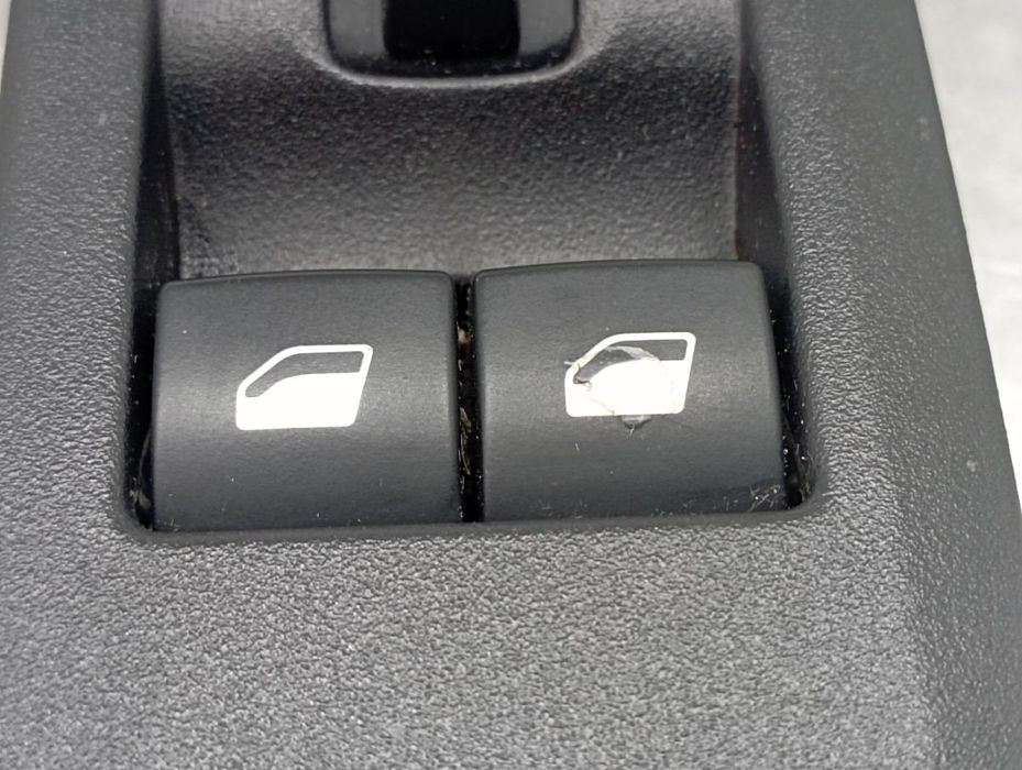 Comando / botão / interruptor vidros frente esquerdo PEUGEOT 208 II