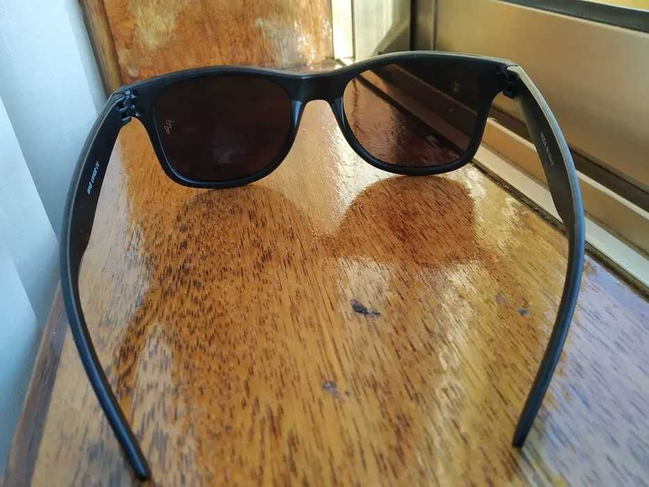 Óculos de sol novos, lentes espalhadas