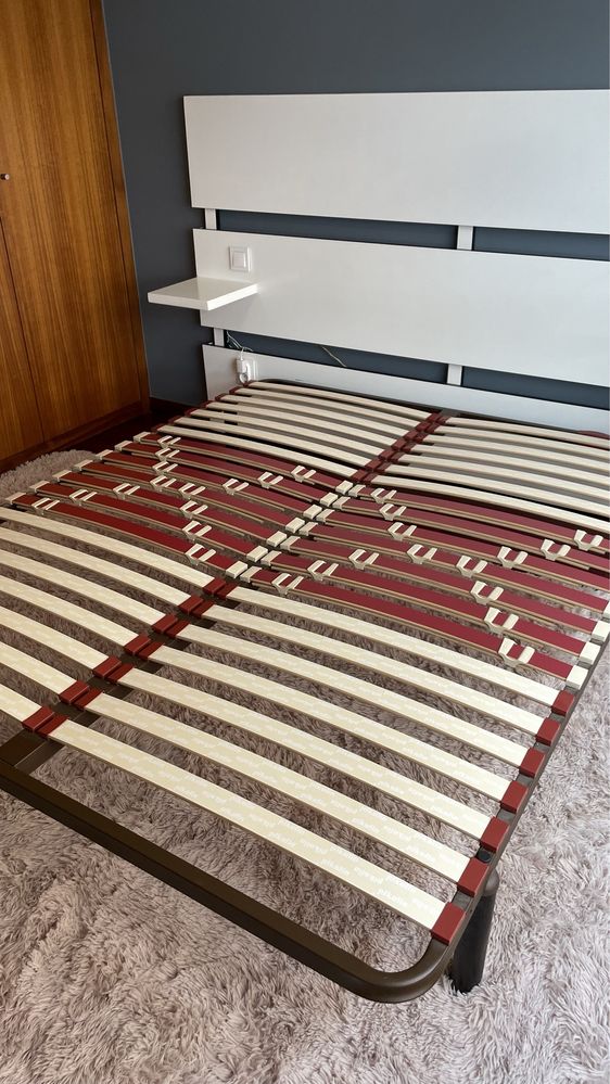 Estrutura de cama Pikolin com cabeceira de madeira maciça led embutido