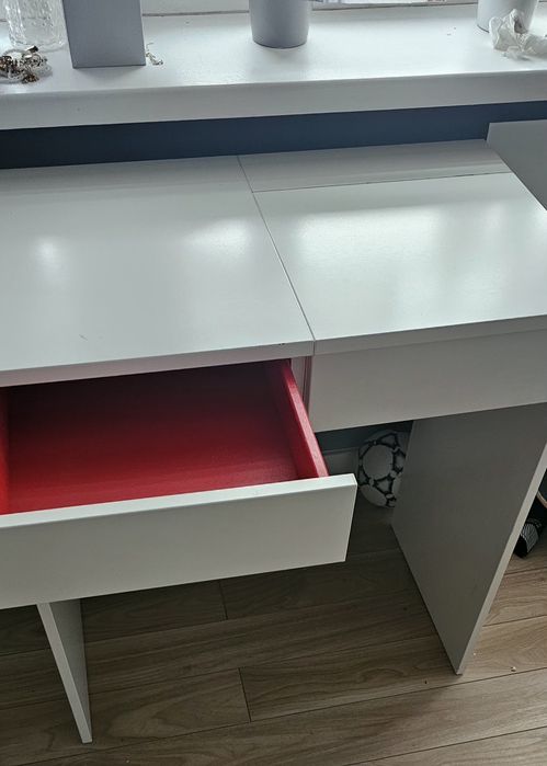 Toaletka z fotelem obrotowym