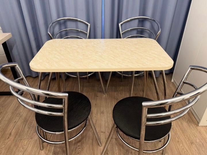 Кухонний стіл та стільці