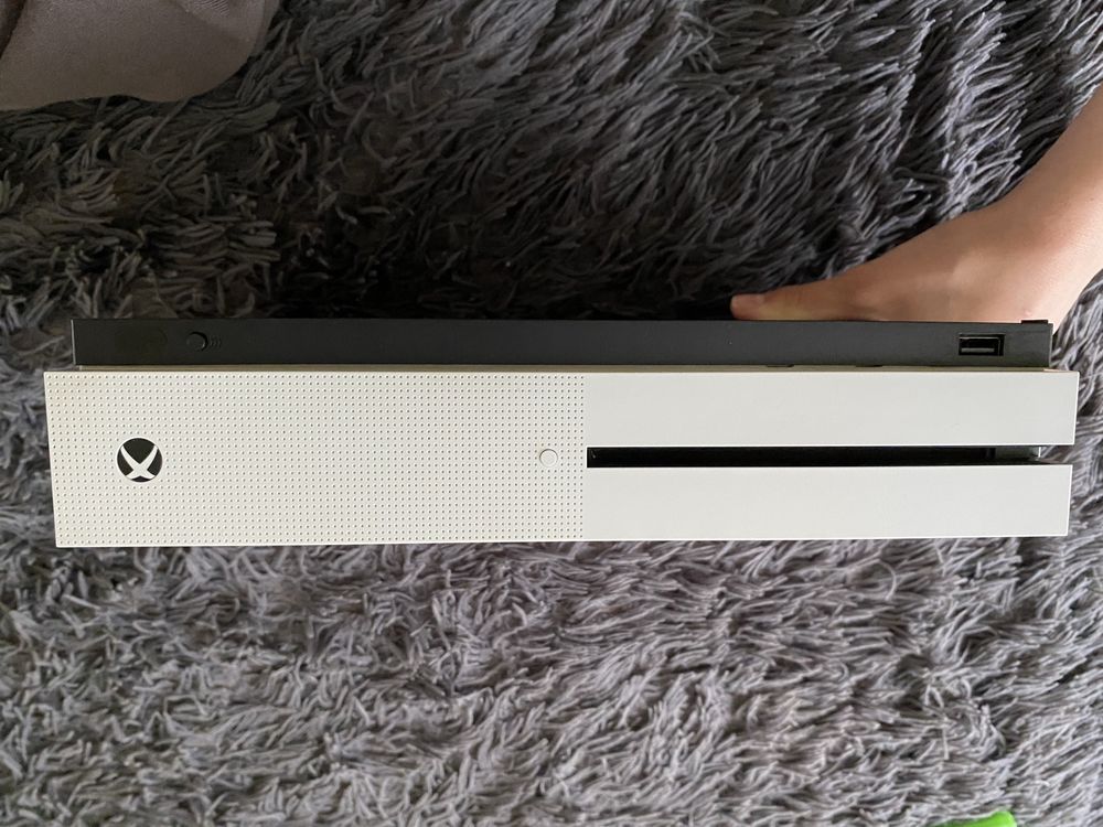 X Box One S 1 TB ( zestaw : pad, kable , 8 gier)