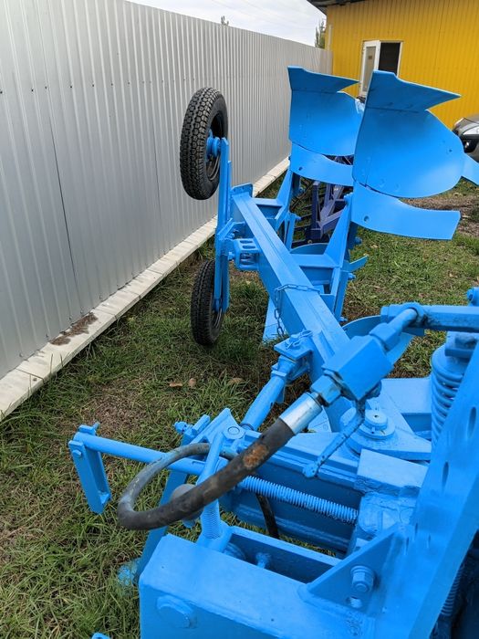 Продам оборотний плуг