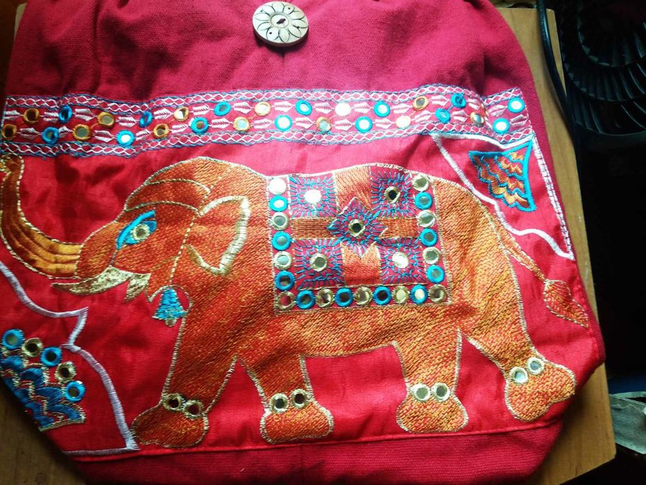 Червона сумка в етно стилі