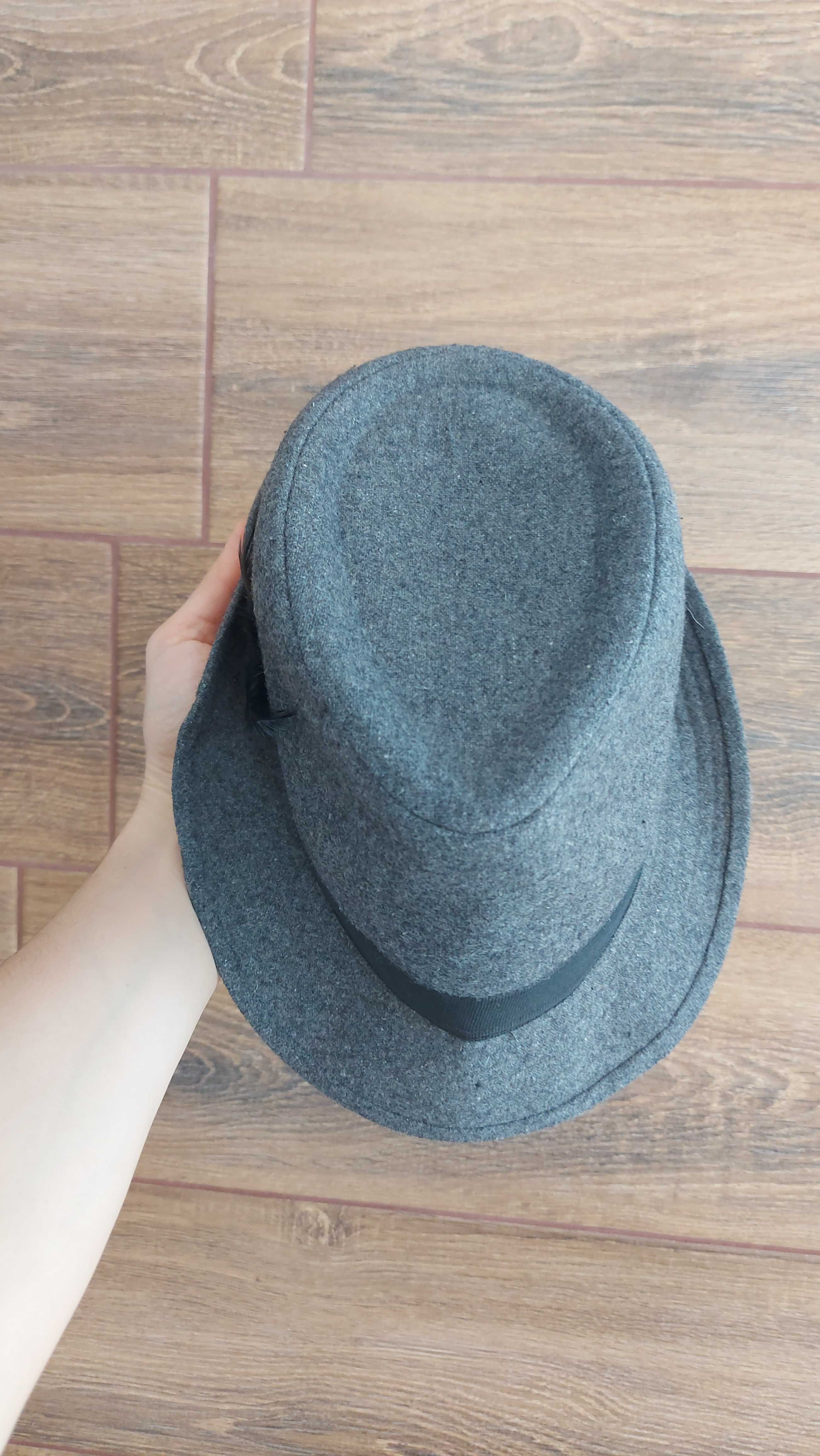 Фетровий капелюх /Шляпа з пір'ям сірий (р-р S)