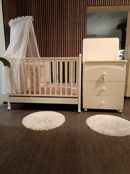 Łóżeczko dziecięce w zestawie z komodą i przewijakiem