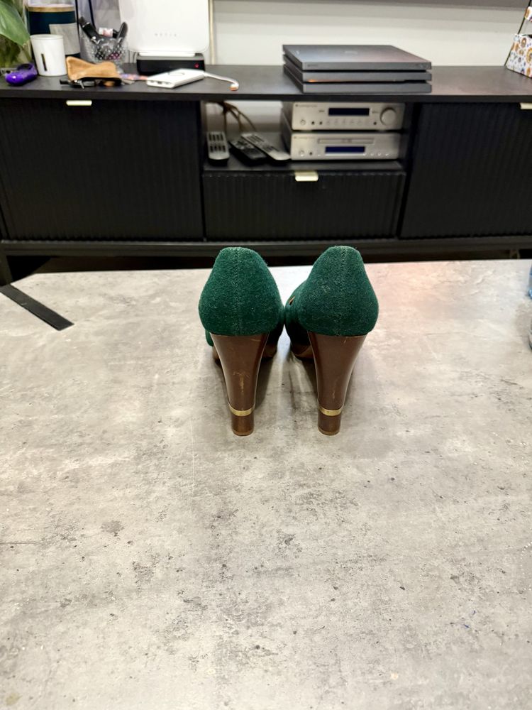 Buty na słupku Stradivarius zielone rozmiar 41