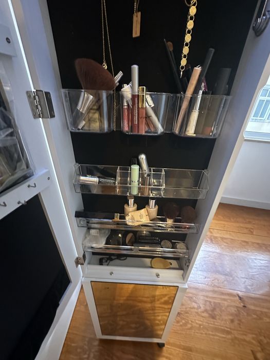 Guarda joias , cabide com espelho com rodizios