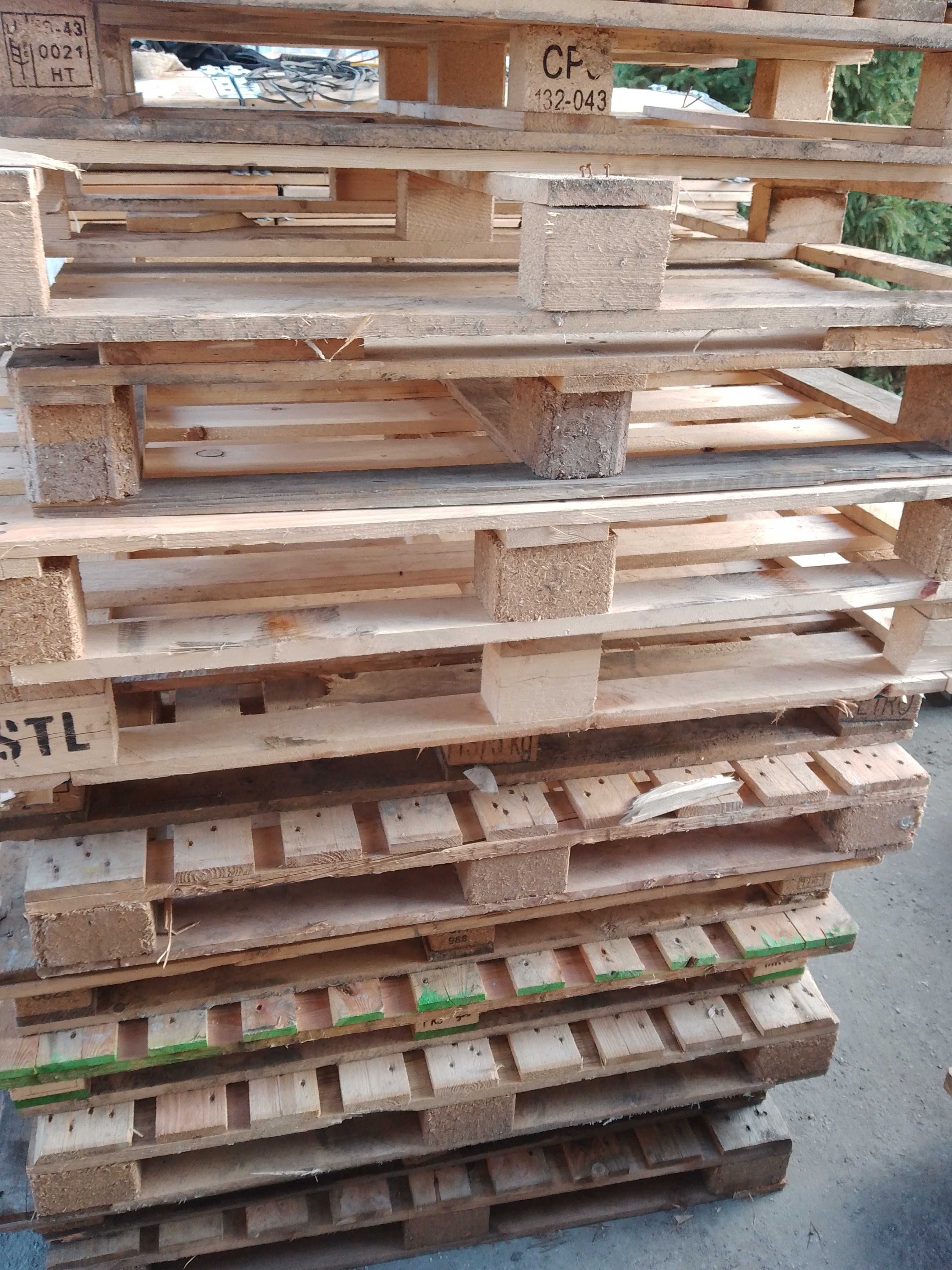 Drewno rozpalkowe mocne palety grube deski opał współpraca