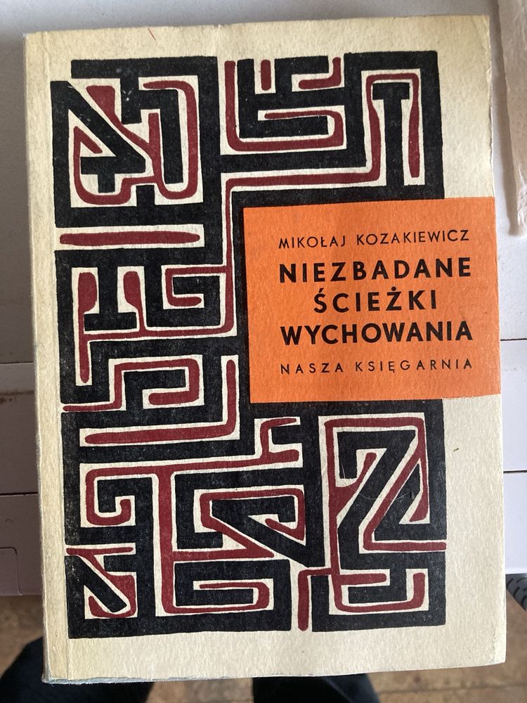 Ksiazka pt,,Niezbadane ścieżki wychowania”1964 rok