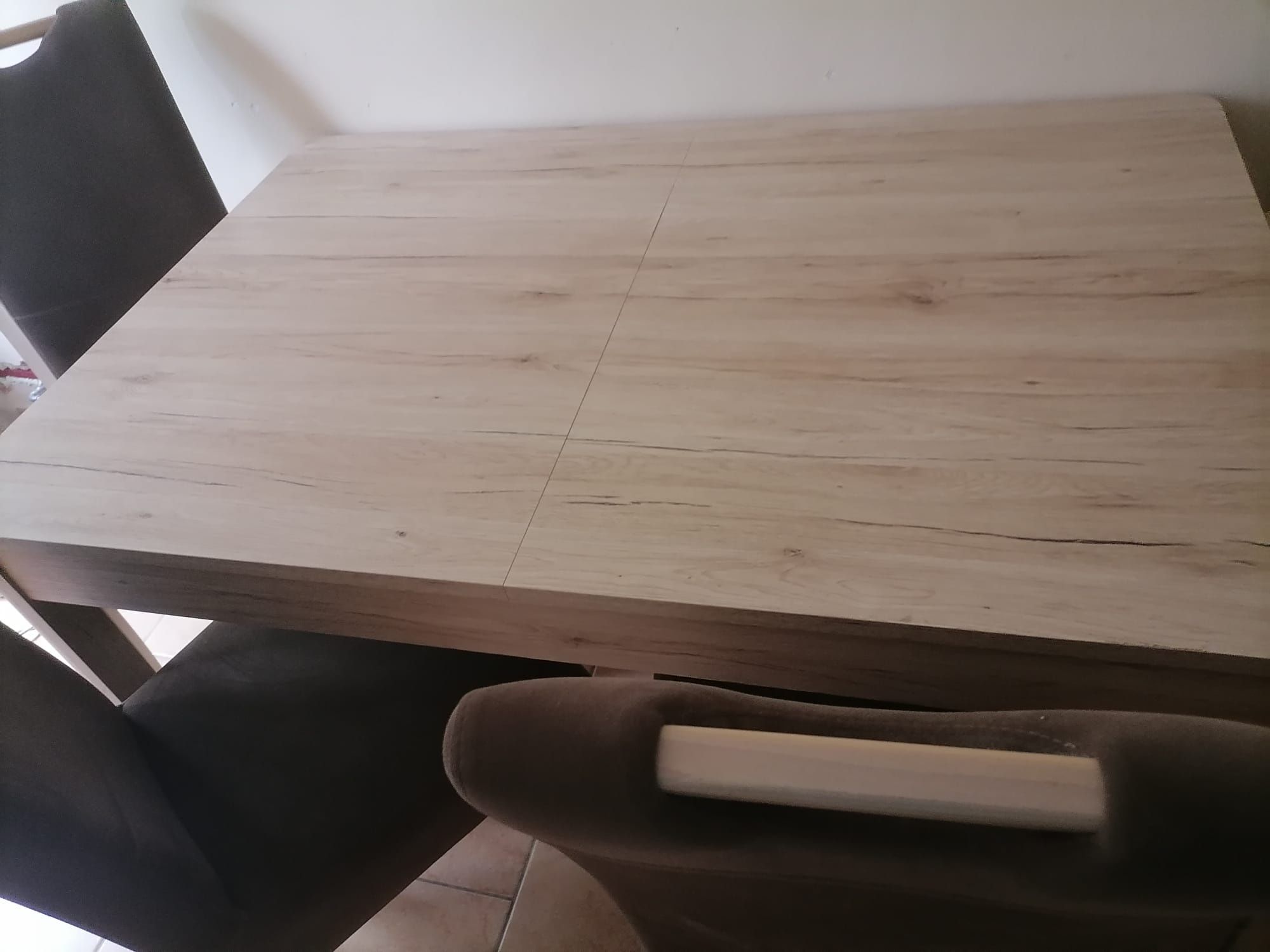 Stół z jasnego drewna + 4 krzesła, możliwość rozłożenia