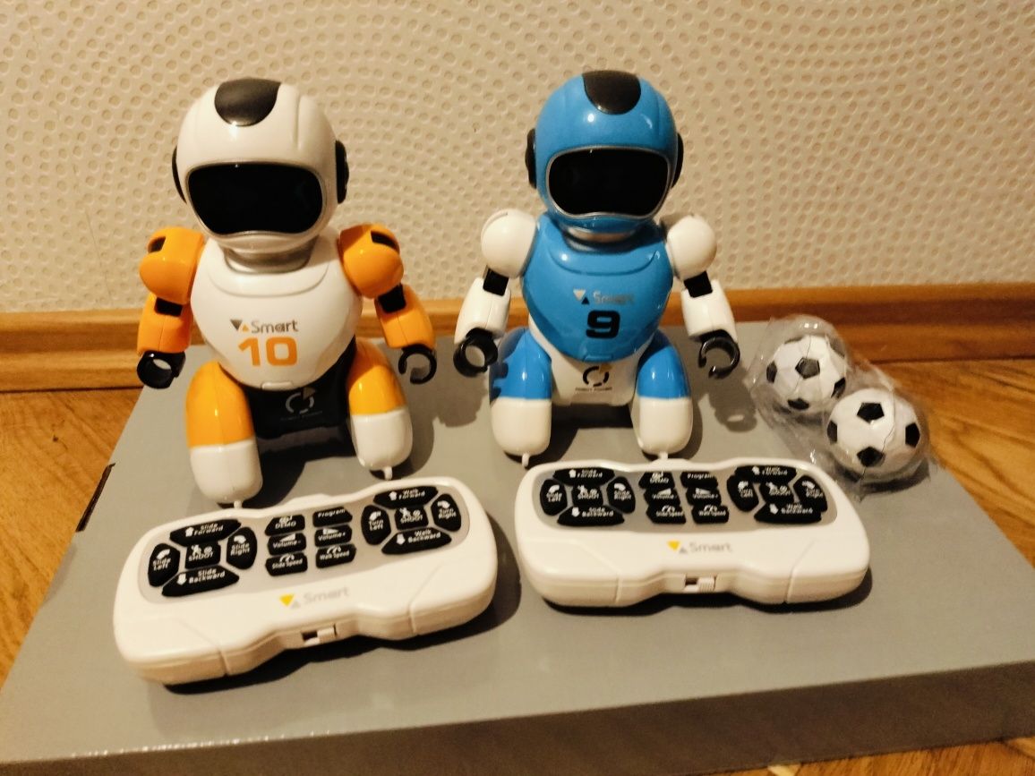 Dwa roboty interaktywne grające w piłkę
