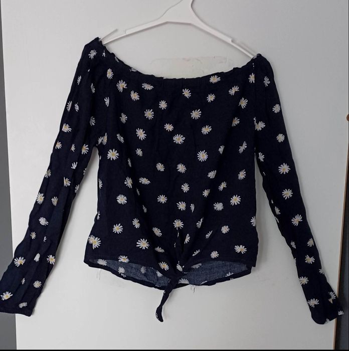 Granatowa bluzeczka w stokrotki.