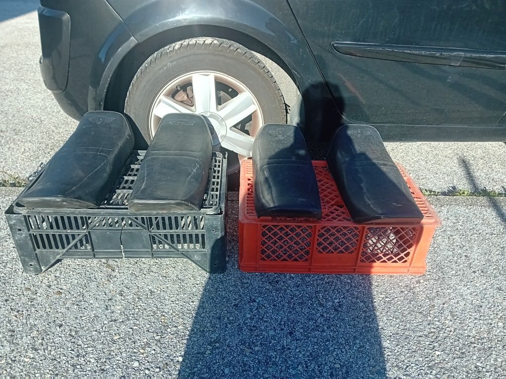 4 bancos para motorizada antiga XF25 Provenientes de Stock antigo