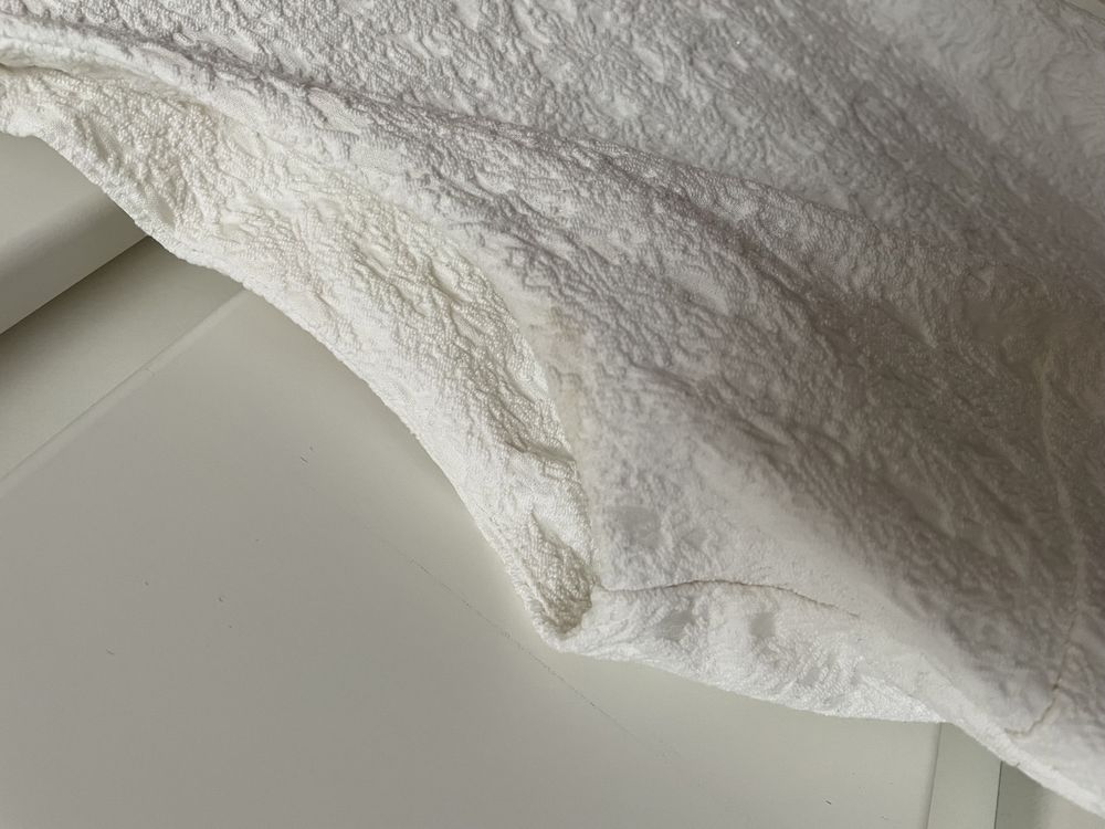 Biała sukienka kość słoniowa na szelkach elegancka imprezowa