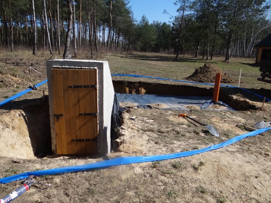 Piwnica ziemianka z płaskim dachem pod taras altankę z windą schron