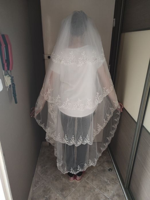 Welony tiulowe haftowane ze zdobieniami