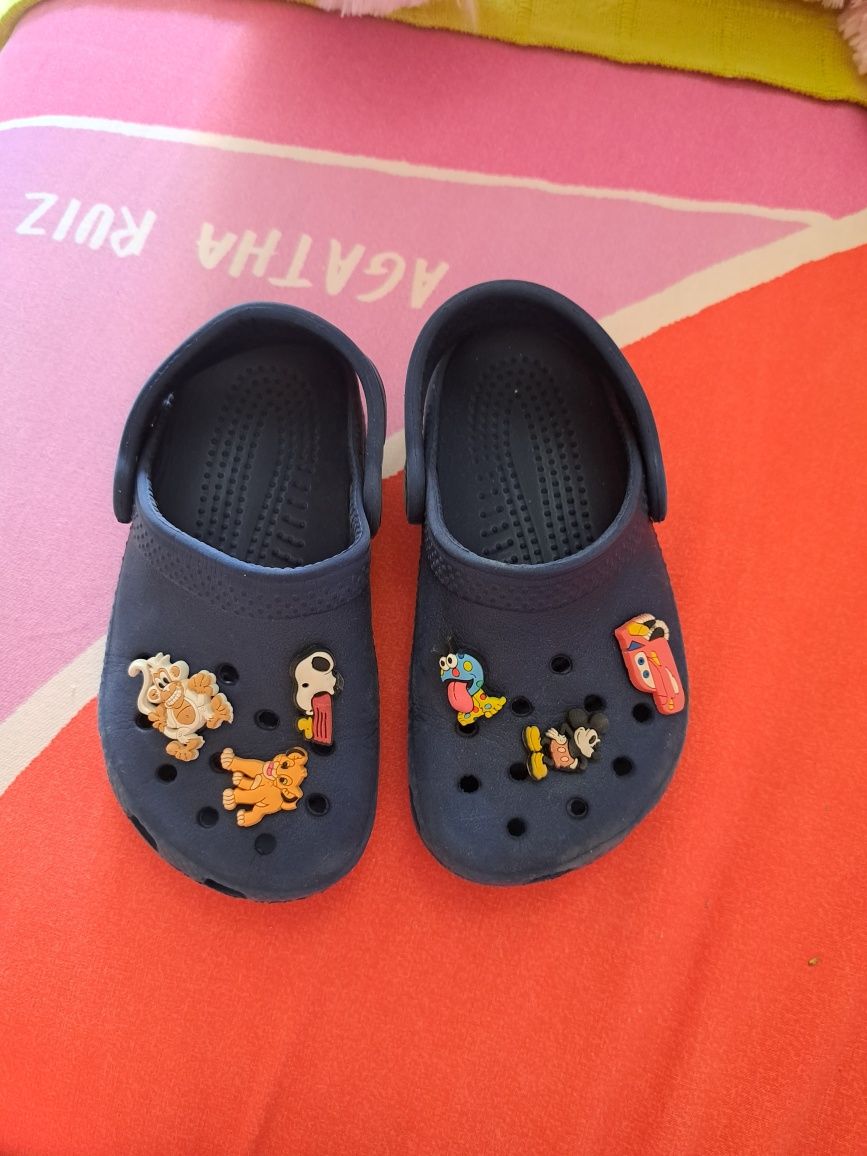 Crocs azuis com pins