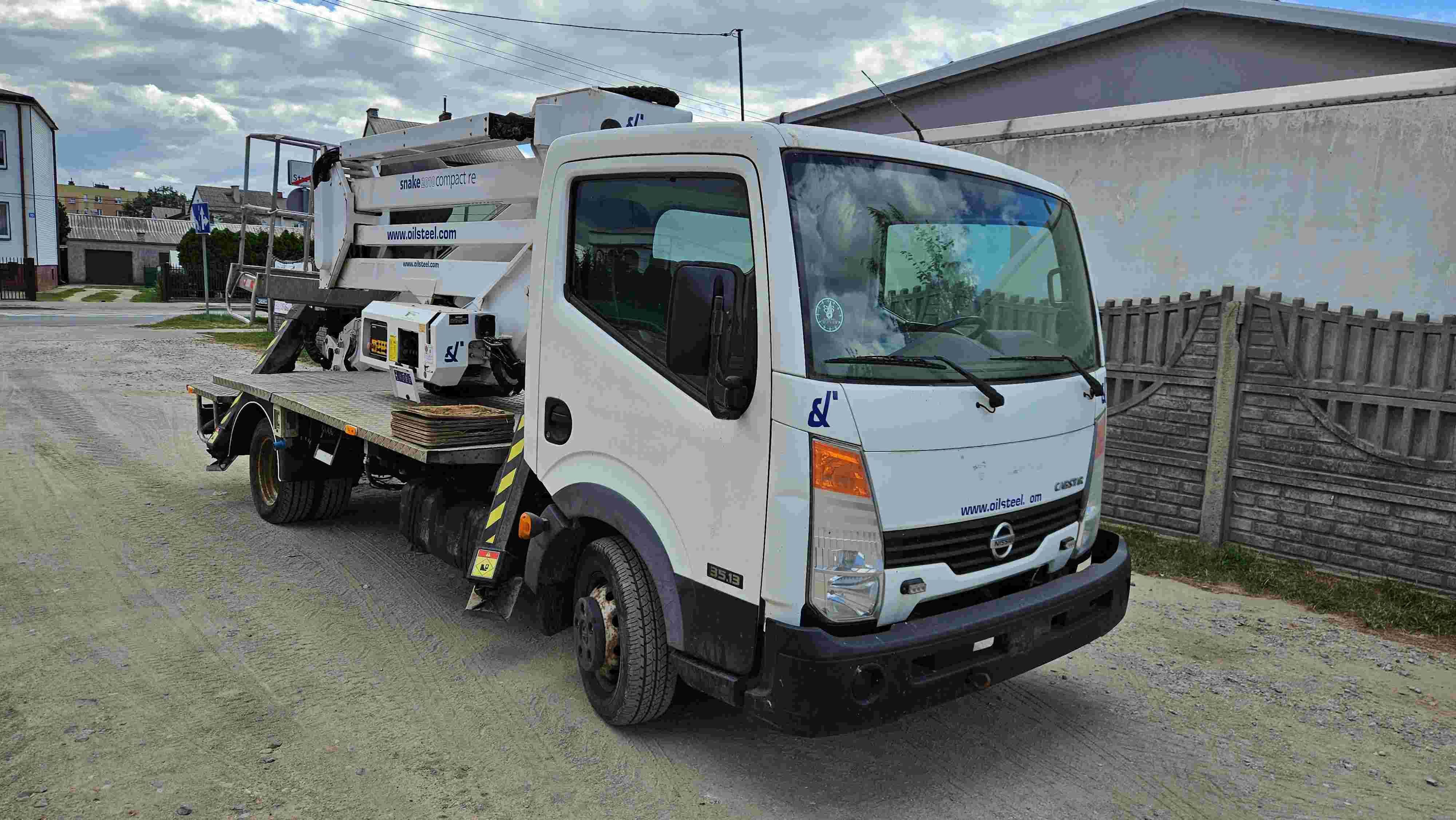 Podnośnik koszowy, zwyżka Nissan Cabsat