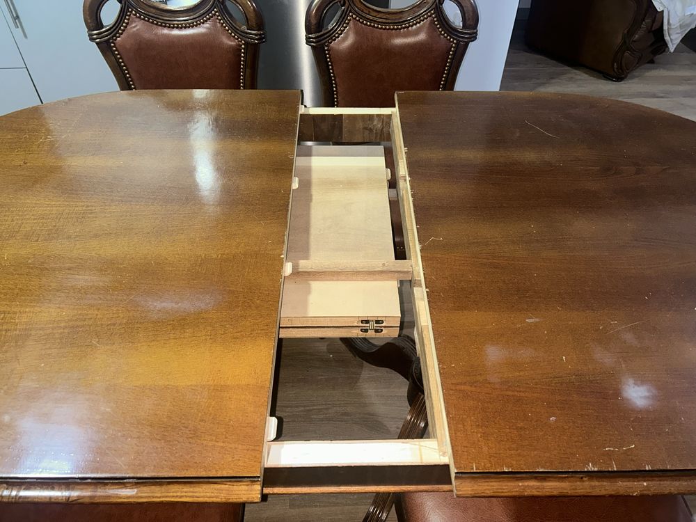 Mesa extencivel com 8 (oito) cadeiras de conjunto