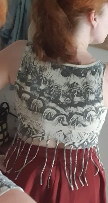 Krótki kremowy crop top z frędzlami bawełna wzory trochę aztec XXS