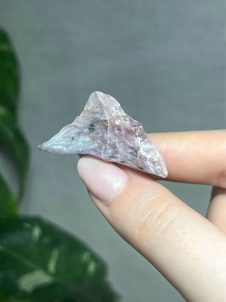 Kamień Czaroit 4 cm naturalny fioletowy kryształ