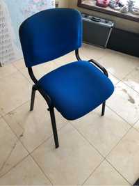 Cadeira azul acolchoada
