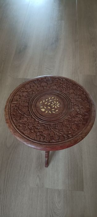 Piękny, ręcznie rzeźbiony indyjski stolik z perłową masą