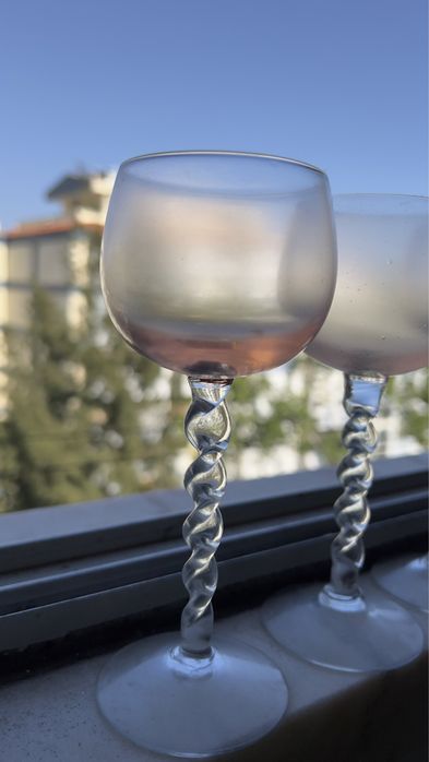 4 copos de vinho em vidro rosa vintage