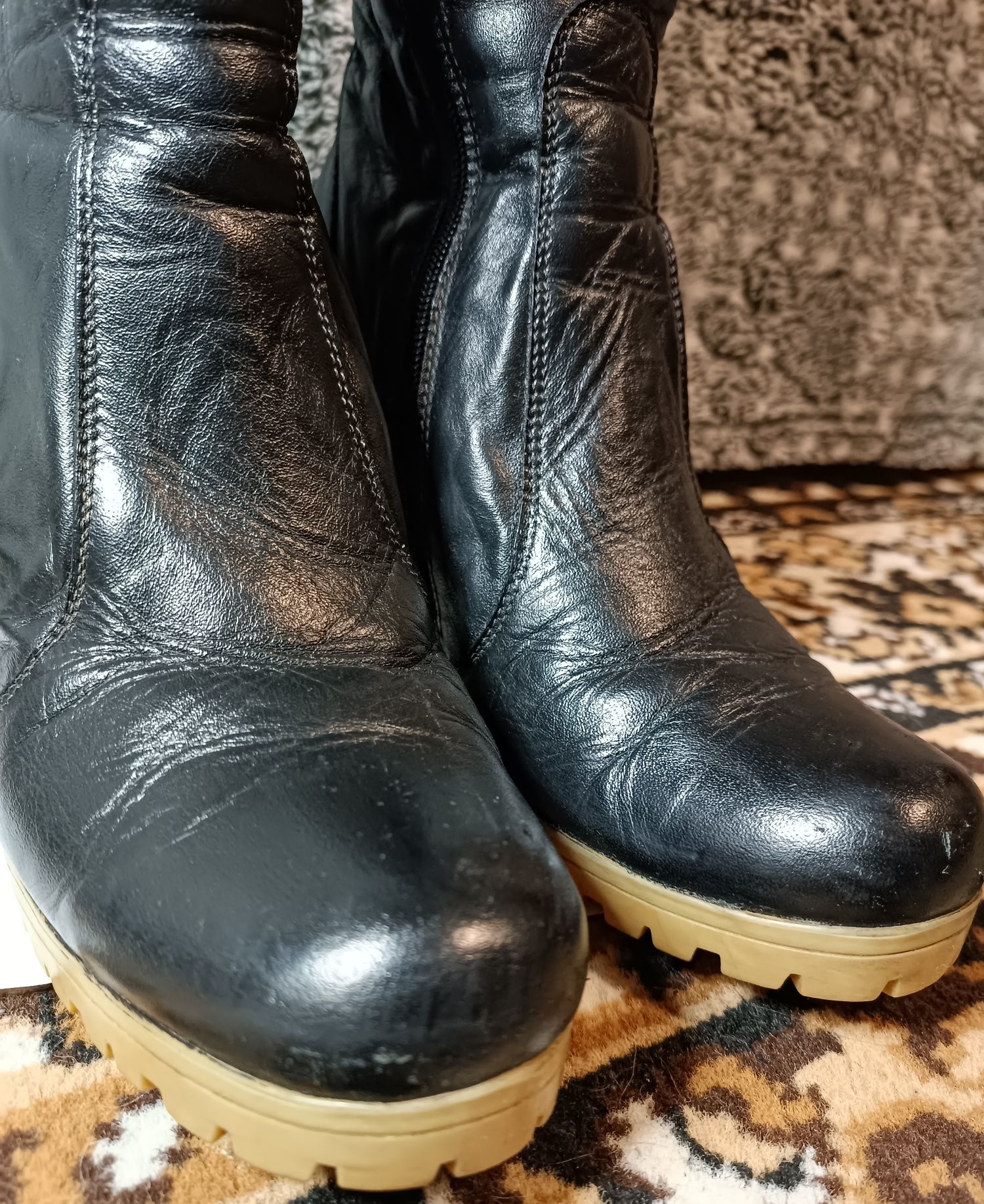 Класичні чорні зимові шкіряні чобітки на каблуку 41 розмір