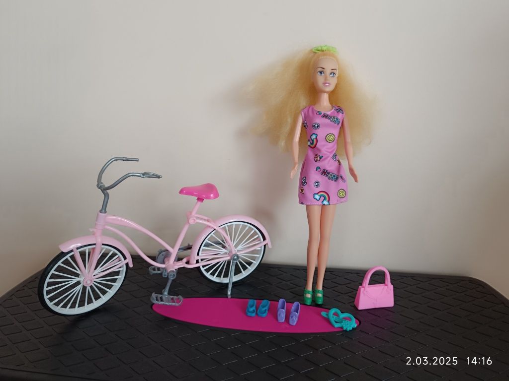 Lalka Barbie na rowerze