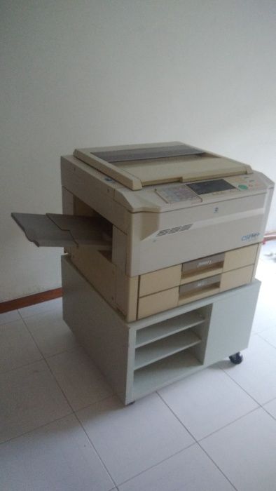 Fotocopiadora c/ móvel .