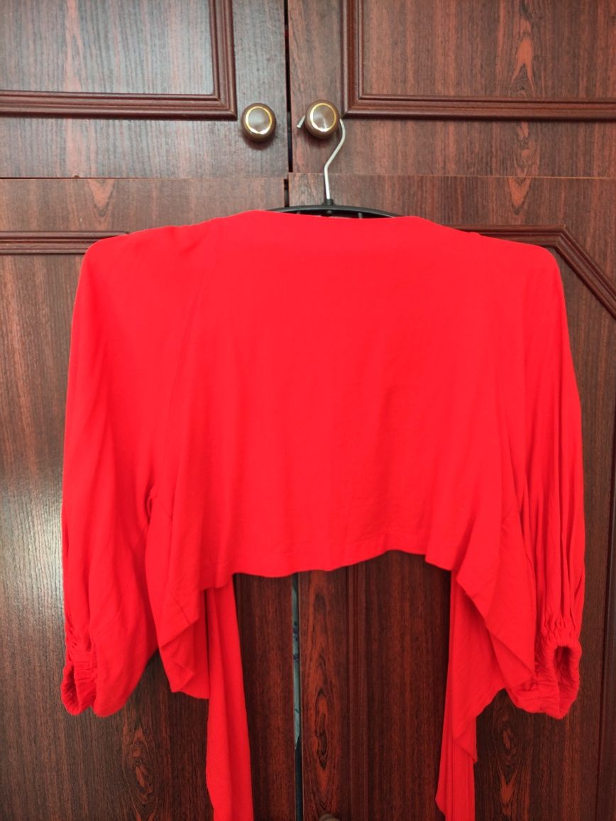 Червона блуза на зав'язці