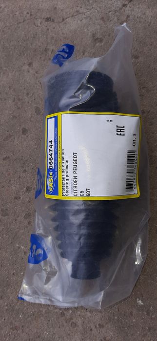 Пыльник рулевой рейки 0664744, есть 2 штуки.