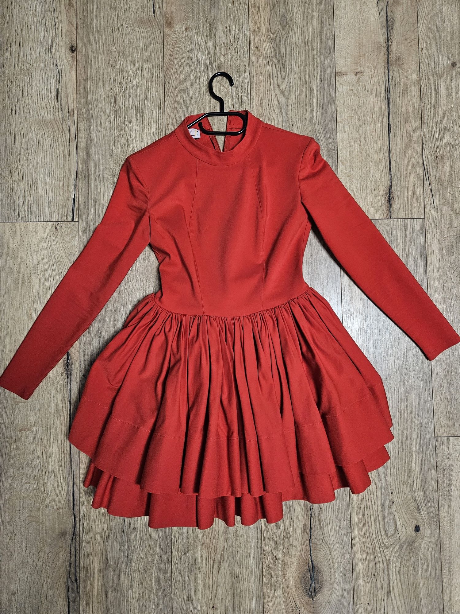 Piekna czerwona sukienka Lou