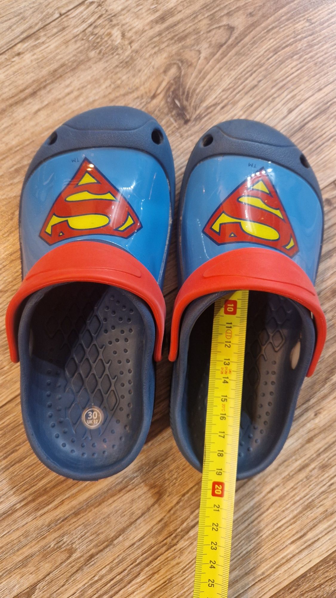 Supermennowe klapki basenowe crocsy