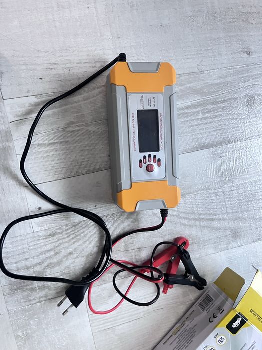 Prostownik VOLT Z LCD 12V 10A/24V 5A