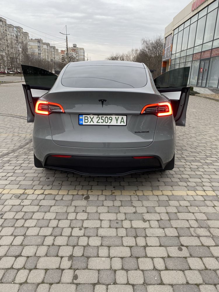 Продається автомобіль Tesla model Y