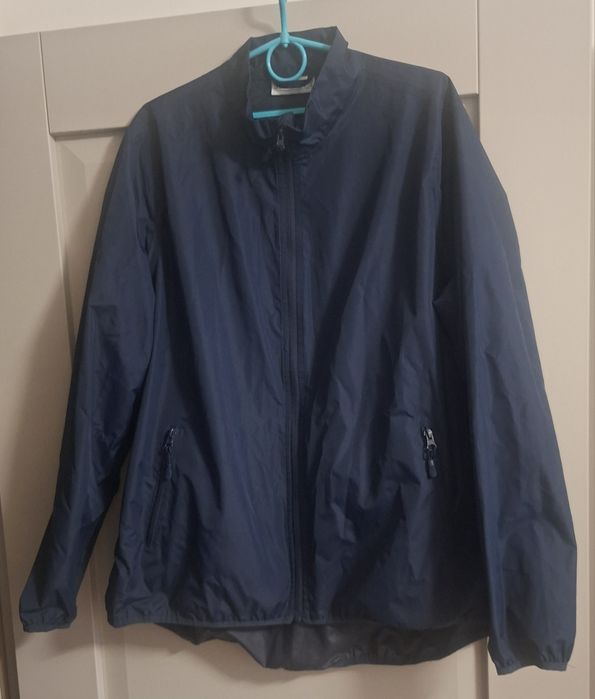 Granatowa kurtka przeciwdeszczowa marki Janina ze stójką i zamkiem bły