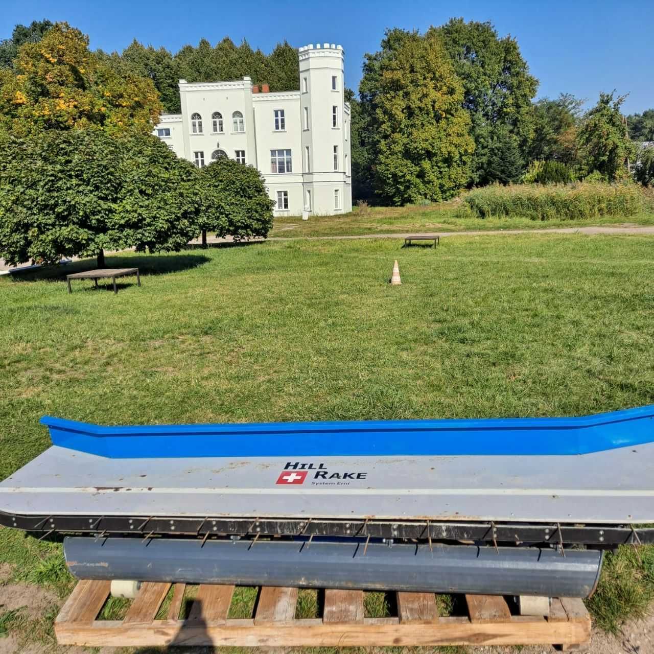Grabie z obrotową hydrauliką Brielmaier typ Hill Rake BM 250